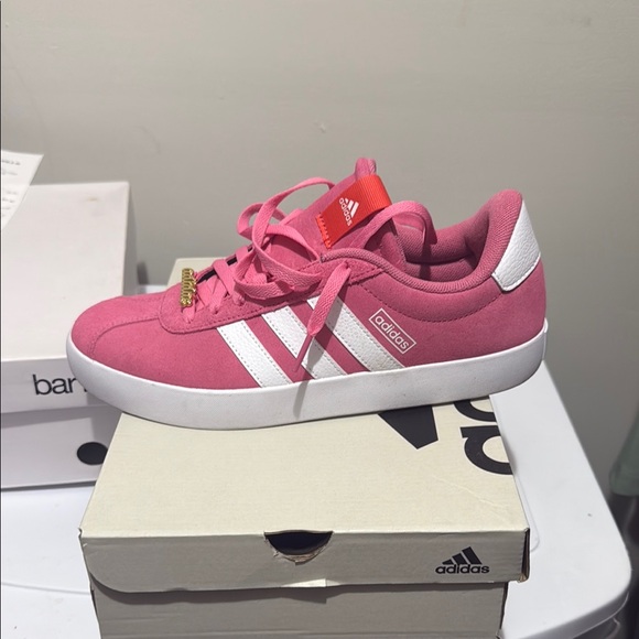 Adidas Pink Sneakers with Classic Low-Top Design - Picture 2 of 7